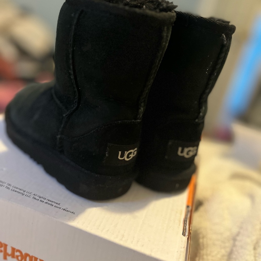Kids Uggs size 9c used low price , use for snow , store runs cheap shoe